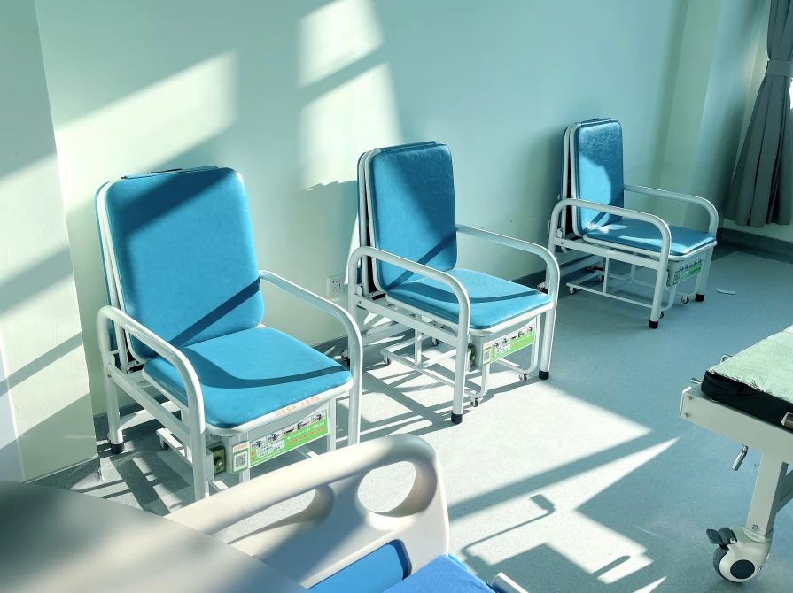 愛陪柜椅式共享陪護床：創(chuàng)新設(shè)計，智能便捷滿足醫(yī)院陪護需求