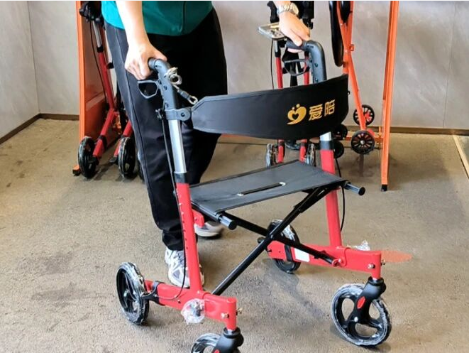 愛陪共享助步車成為銀發(fā)族的游玩“第三雙腿”，景區(qū)漫步新神器！